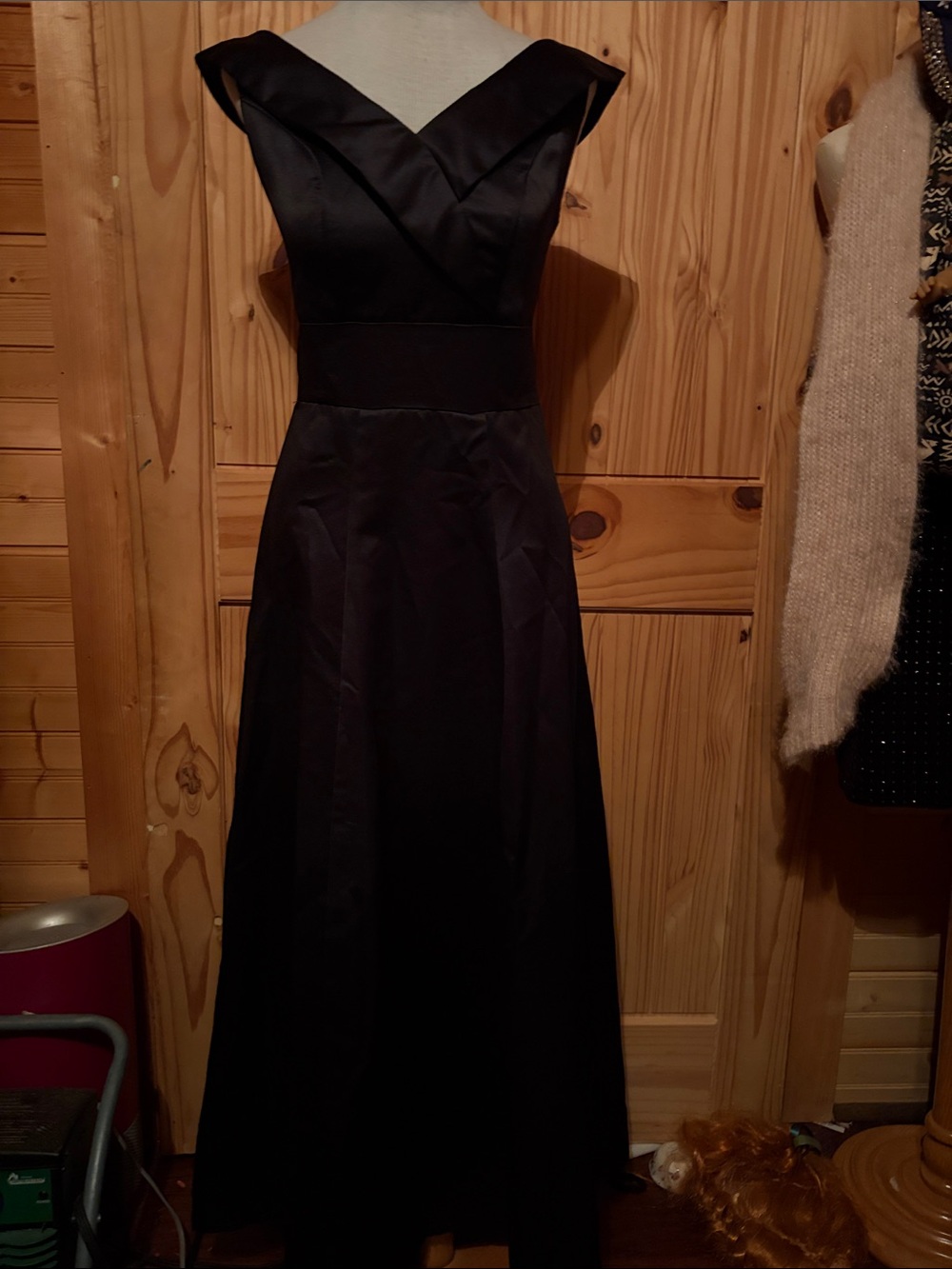 Vintage women’s size 2 dress Black Off-Shoulder Maxi Dress with Fitted Waist